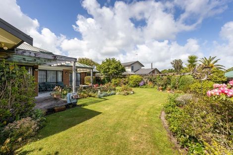 Photo of property in 16 Kinross Drive, Merrilands, New Plymouth, 4312