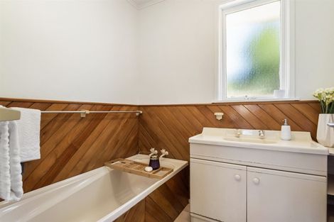 Photo of property in 33 Weatherly Road, Torbay, Auckland, 0630