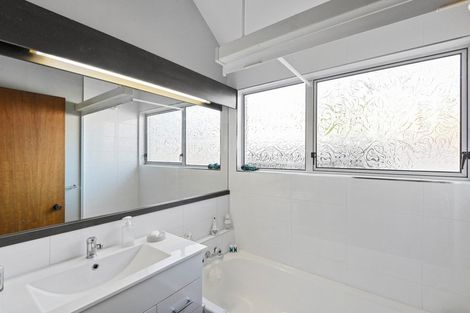 Photo of property in 2/112a Moncks Spur Road, Redcliffs, Christchurch, 8081