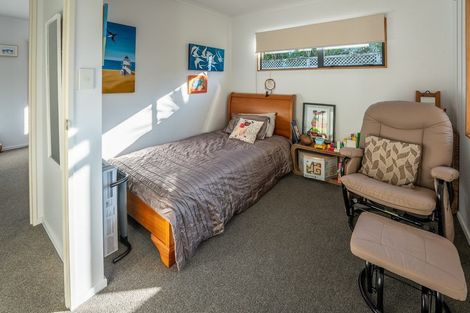 Photo of property in 22 Roberta Crescent, Orewa, 0931