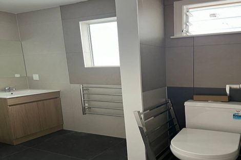 Photo of property in 2 Springside Place, New Lynn, Auckland, 0600