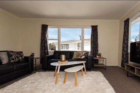 Photo of property in 21 Quigley Street, Newlands, Wellington, 6037