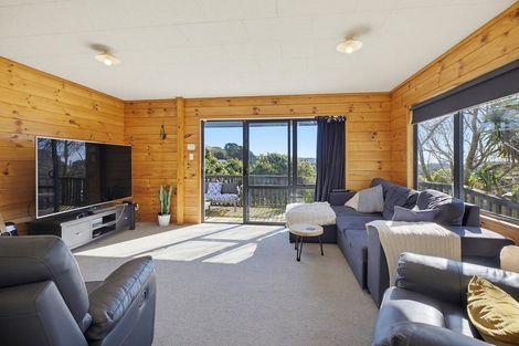 Photo of property in 32 Northumberland Street, Cannons Creek, Porirua, 5024