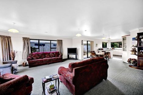 Photo of property in 18 Beech Place, Hawera, 4610