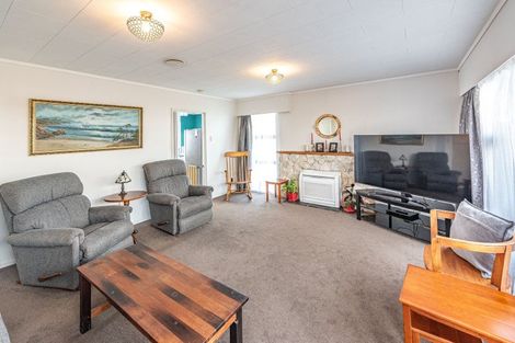Photo of property in 102 Hinau Street, Castlecliff, Whanganui, 4501