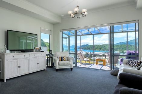 Photo of property in 10 Harbour View Heights, Picton, 7220