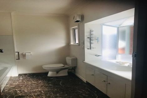 Photo of property in 314 East Coast Road, Forrest Hill, Auckland, 0620