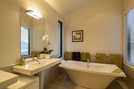 Photo of property in 37 Belfast Terrace, Queenstown, 9300