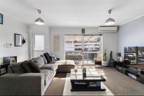 Photo of property in 2/25 Buller Crescent, Manurewa, Auckland, 2102