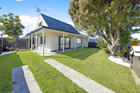 Photo of property in 2 Braeburn Place, Takanini, 2112