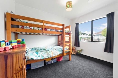 Photo of property in 1/9 Vardon Road, Green Bay, Auckland, 0604