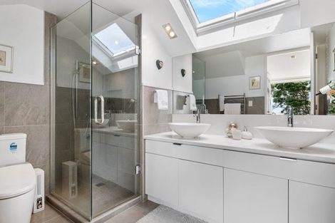 Photo of property in 37 Churchill Road, Murrays Bay, Auckland, 0630