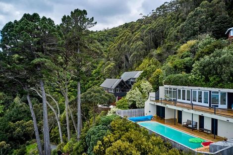 Photo of property in 24 Richmond Road, Mahina Bay, Lower Hutt, 5013