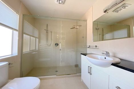 Photo of property in 11 Lakeridge Close, Northcross, Auckland, 0632