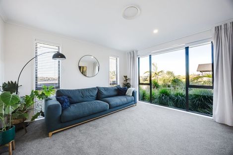 Photo of property in 5 Laguna Place, Matakatia, Whangaparaoa, 0930
