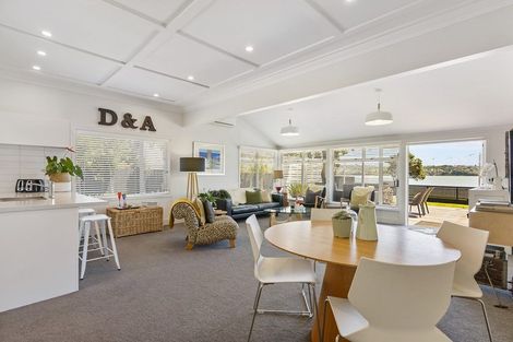 Photo of property in 45 Kiwi Esplanade, Mangere Bridge, Auckland, 2022