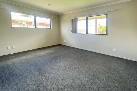 Photo of property in 24 Sutton Crescent, Papakura, 2110