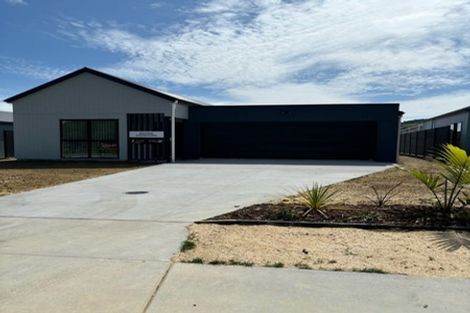 Photo of property in 29 Mataikokako Loop, Kawakawa Bay, Papakura, 2585