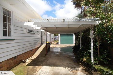 Photo of property in 1 Miltonia Avenue, Te Atatu South, Auckland, 0610