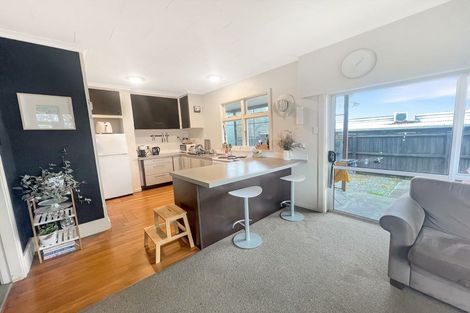 Photo of property in 137 Saint Andrews Square, Strowan, Christchurch, 8052