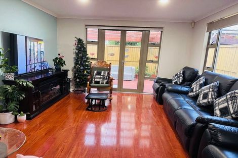 Photo of property in 35 Verdale Circle, Glen Eden, Auckland, 0602