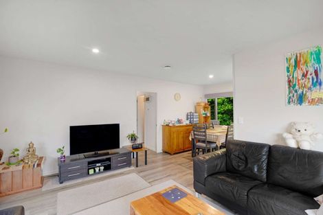 Photo of property in 2/10 Kirklow Place, Goodwood Heights, Auckland, 2105