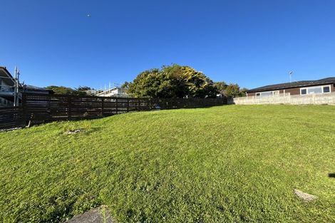 Photo of property in 8 Warrington Grove, Newlands, Wellington, 6037