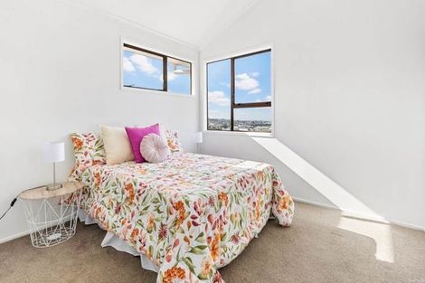 Photo of property in 2/74 Ayton Drive, Totara Vale, Auckland, 0629