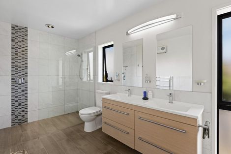 Photo of property in 32 Seaview Crescent, Hatfields Beach, Orewa, 0931