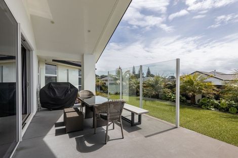 Photo of property in 1 Oakmont Crescent, Waiwhakaiho, New Plymouth, 4312
