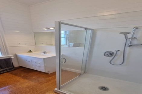 Photo of property in 94 Kelburn Parade, Kelburn, Wellington, 6012