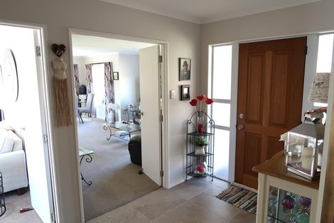 Photo of property in 36 Gillett Place, Botany Downs, Auckland, 2014