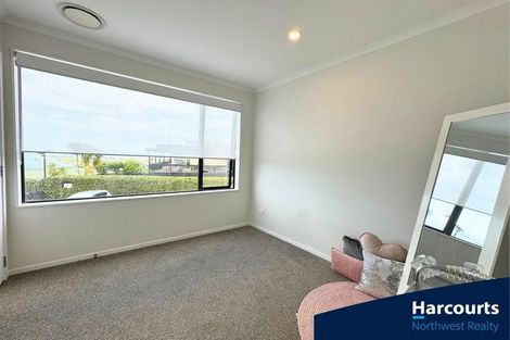 Photo of property in 8 Wharara Lane, Massey, Auckland, 0614