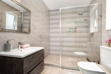 Photo of property in 70 Grande Vue Road, Hillpark, Auckland, 2102