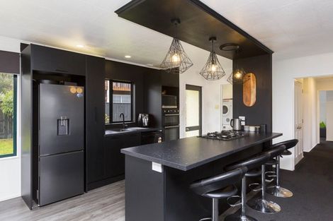 Photo of property in 2 Monarch Grove, Maoribank, Upper Hutt, 5018