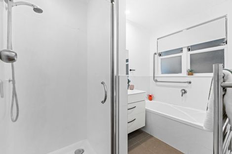 Photo of property in 2 Lowtherhurst Road, Massey, Auckland, 0614