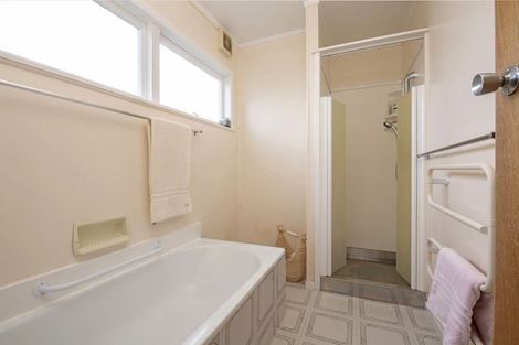 Photo of property in 76 Beechdale Crescent, Pakuranga Heights, Auckland, 2010