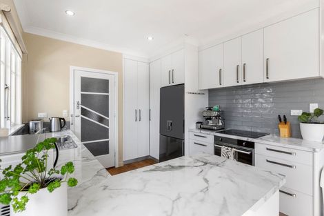 Photo of property in 157 Mangorei Road, Merrilands, New Plymouth, 4312