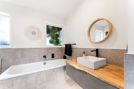 Photo of property in 73 Roberts Road, Matakatia, Whangaparaoa, 0930