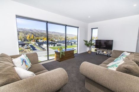 Photo of property in 75 Stratford Drive, Mount Pisa, Cromwell, 9383