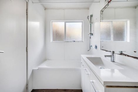 Photo of property in 2/17 Emirau Place, Glenfield, Auckland, 0629