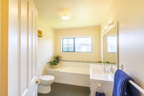 Photo of property in 3 Glen Loch Place, Paraparaumu, 5032
