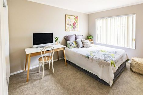 Photo of property in 13 Berkshire Terrace, Massey, Auckland, 0614