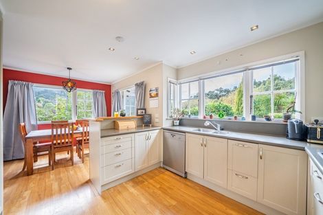 Photo of property in 11 Forest Road, Pinehaven, Upper Hutt, 5019