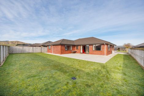 Photo of property in 5 Cyprus Place, Fitzherbert, Palmerston North, 4410