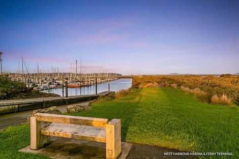 Photo of property in 9s Clearwater Cove, West Harbour, Auckland, 0618