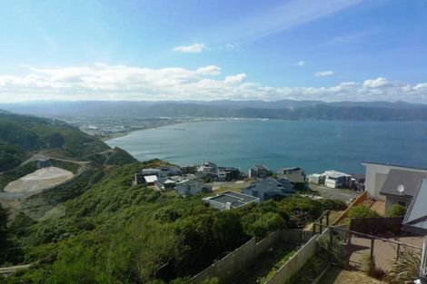 Photo of property in 11 Bennett Grove, Newlands, Wellington, 6037