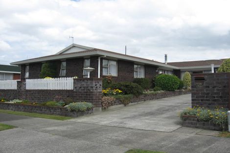 Photo of property in 32 Cedar Crescent, Feilding, 4702