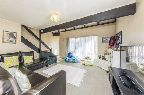 Photo of property in 2/5 Gloaming Place, Conifer Grove, Takanini, 2112