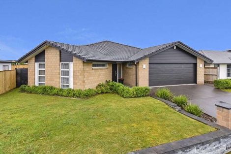 Photo of property in 9 Tongeren Square, Karaka, Papakura, 2113